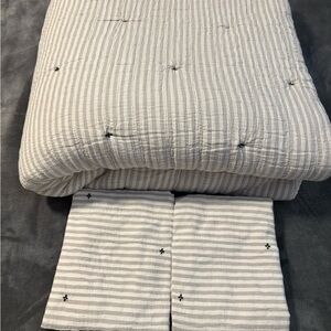 Hands & Hearths Magnolia reversible comforter. Full Size. 2 shams